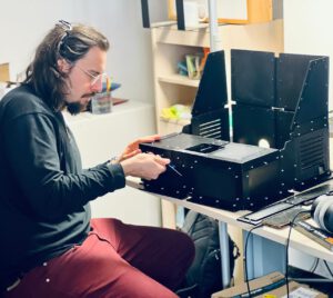 Mario beim zusammenbau der one button gemsstation